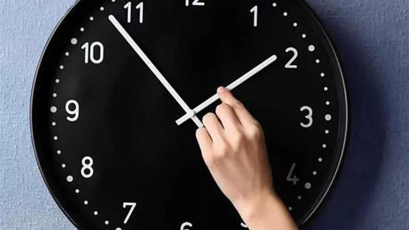 بدء تطبيق التوقيت الشتوي 2025.. غير ساعتك في هذا الموعد