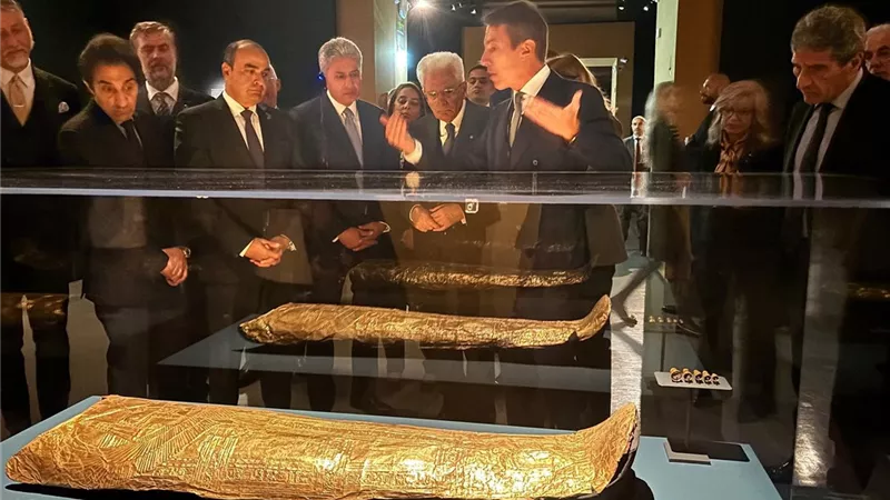 رئيس إيطاليا يفتتح معرض 