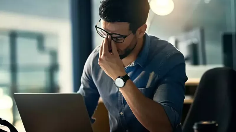 زملاء العمل السامون... خطر خفي يهدد الصحة النفسية والإنتاجية