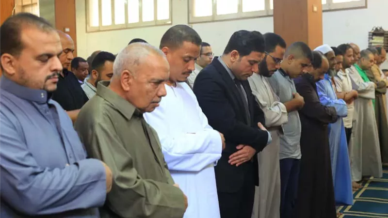 نائب محافظ سوهاج يؤدي الجمعة بأخميم ويتفقد الشوارع والخدمات