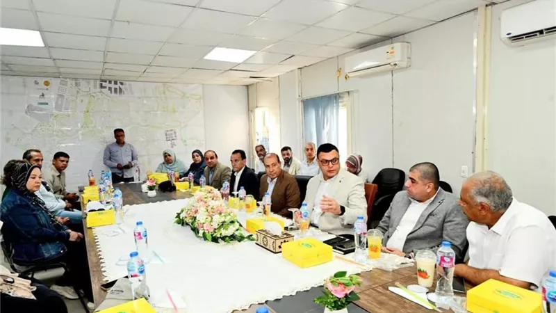 وزير الإسكان يتابع الأعمال النهائية بمشروع حدائق تلال الفسطاط خلال اجتماع مع الشركات المنفذة