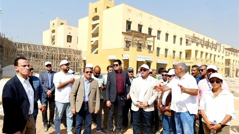 وزير الإسكان يتفقد مكونات مشروع حدائق 