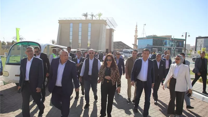 وزيرا التنمية المحلية والزراعة يتفقدان مجمع المصالح الذكية بالوادي الجديد