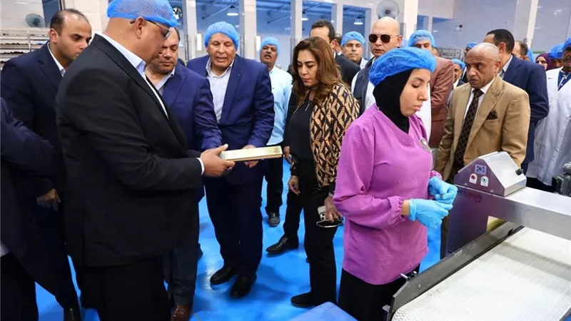 وزيرا التنمية المحلية والزراعة يتفقدان مشروع الإنتاج الحيواني ومجمع تمور الوادي الجديد