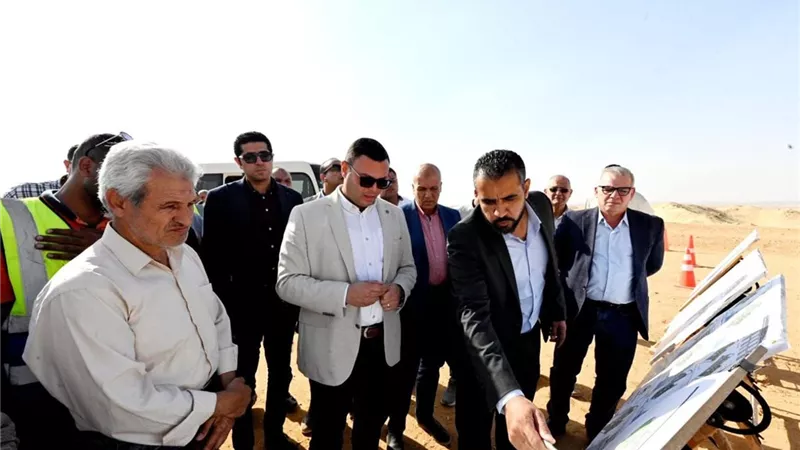 وزير الإسكان يتفقد الطرق والمرافق بمنطقة الأمل بمدينة العبور الجديدة