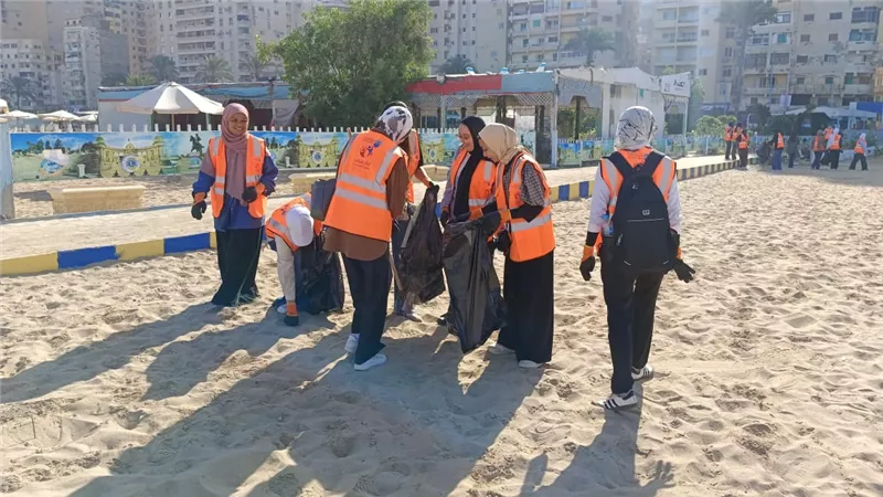 150 طالبًا يشاركون في حملة تنظيف شاطئ أبطال التحدي بالإسكندرية