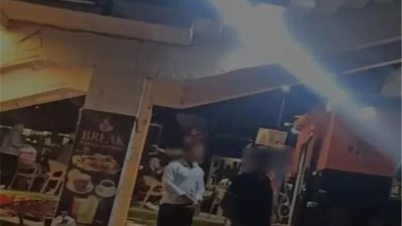 جروح خطيرة.. مشاجرة عنيفة بين 4 سائقين لخلاف حول أولوية تحميل الركاب في الأزبكية|«فيديو»