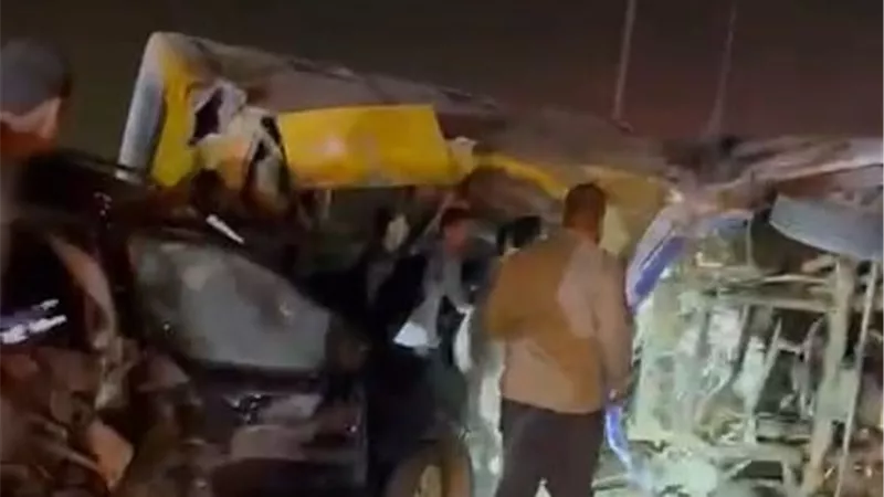 دماء على الأسفلت.. تصادم 3 تريلات و5 سيارات وأتوبيسين على طريق السويس بمدينة بدر