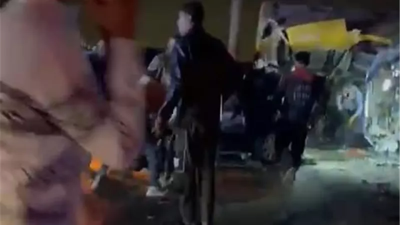 تقطيع وفصل السيارات المتضررة.. الحماية المدنية تتدخل في حادث طريق السويس