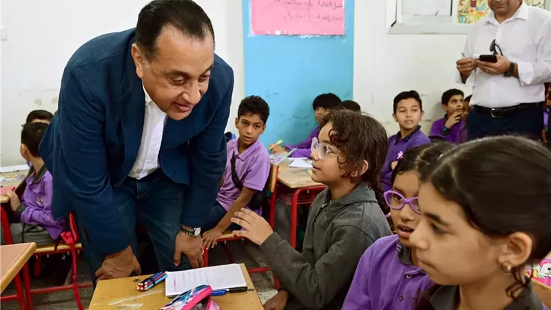 رئيس الوزراء يغير مسار جولته في السويس ويتفقد مدرسة محمد حافظ الابتدائية