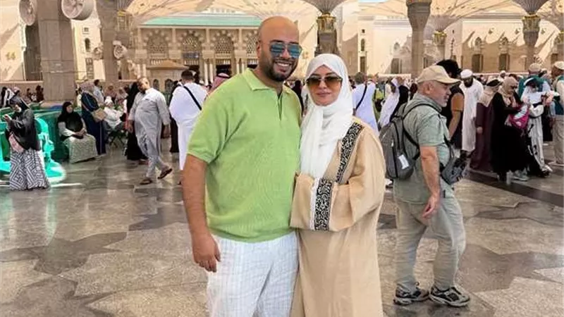 من أطهر بقاع الأرض.. حاتم صلاح يحتفل مع زوجته بزفافهم في مكة 