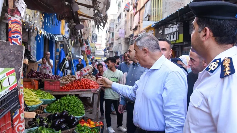 محافظ الإسكندرية يتفقد الكيلو 21 بالعجمي لمتابعة الأسعار وتعريفة الركوب وإزالة التعديات