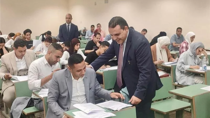 رئيس التمثيل التجاري يزور مراكز امتحانات مسابقة الملحقين التجاريين 2025