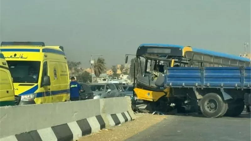 شلل مروري على الطريق السياحي بعد اصطدام أتوبيس نقل عام بحاجز خرساني