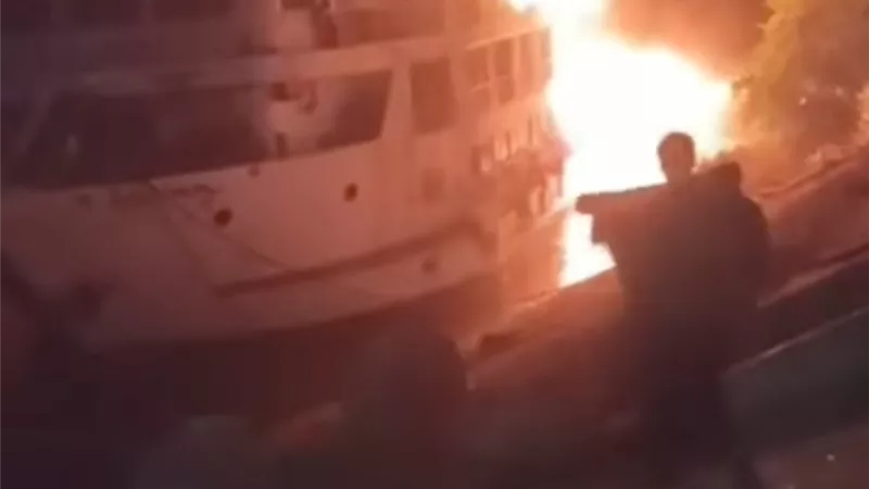  إخلاء 220 سائح بعد اندلاع حريق في مركب سياحي بنيل الأقصر