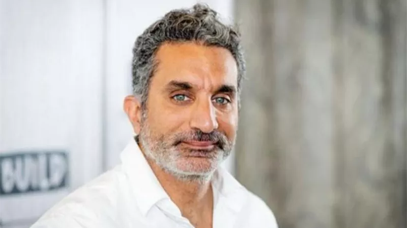 باسم يوسف: الإنترنت يهدد مفهوم الحقيقة والسوشيال ميديا أصبحت سلاحًا في الحروب الحديثة