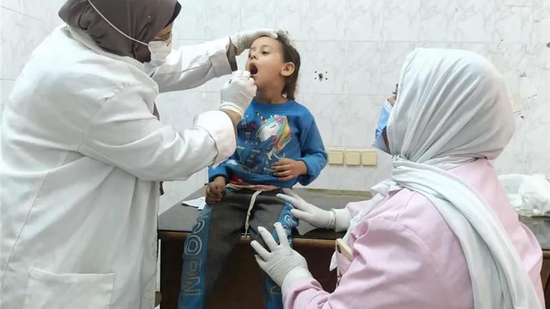 957 مواطنًا يستفيدون من قافلة “حياة كريمة” الطبية بقرية منبال بمطاي