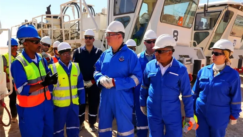وزير البترول يتفقد انطلاق أعمال المسح السيزمي بجنوب الصحراء الغربية