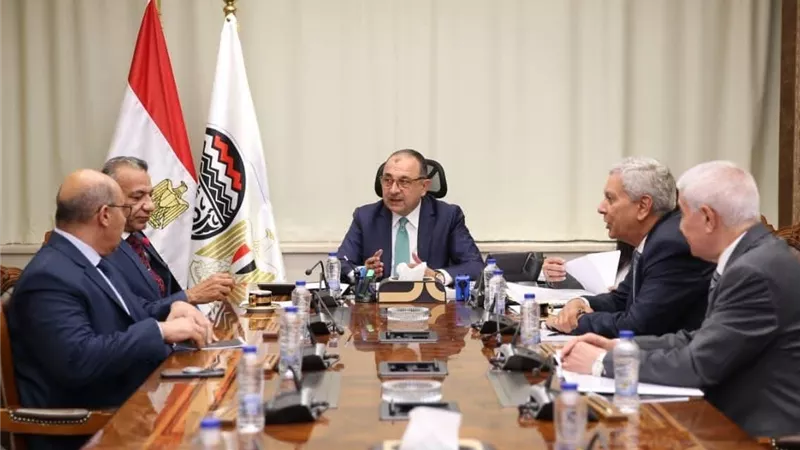 وزير قطاع الأعمال يبحث مع نقيب أطباء الأسنان تأمين احتياجات السوق من البنج والمستلزمات الطبية 