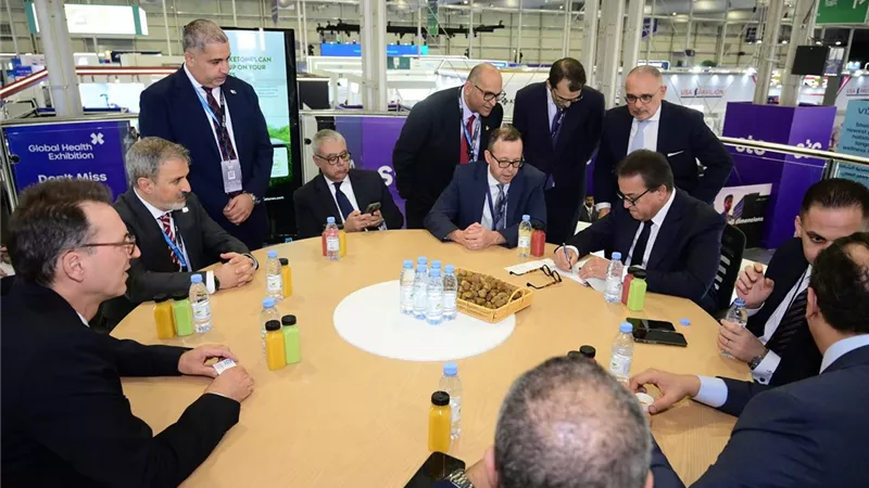 نائب رئيس مجلس الوزراء يلتقي وفد شركة «أبوت» لتعزيز التعاون في الرعاية الصحية