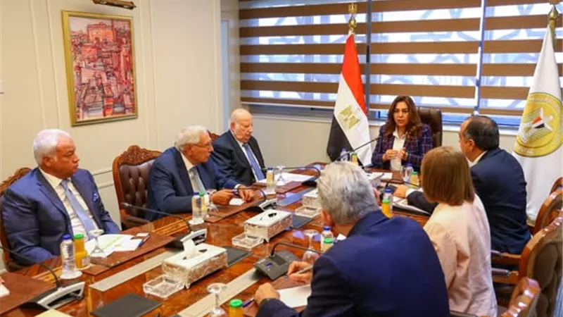 وزيرة التنمية المحلية تبحث مع منير غبور تعظيم الاستفادة السياحية من مسار العائلة المقدسة