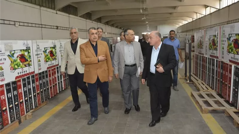 وزير الانتاج الحربي يتابع مراحل التصنيع بشركة بنها للصناعات الإلكترونية