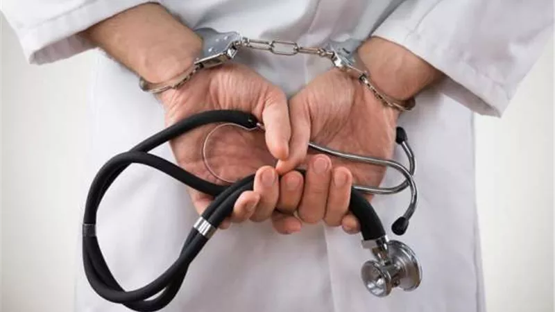 متى يتحول الخطأ الطبي إلى جريمة؟.. القانون يحدد شروط التعويض وحدود مسؤولية الطبيب