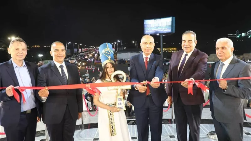 محافظ المنيا يفتتح ميدان النيل بعد تطويره.. وشاشة لعرض المتحف الكبير