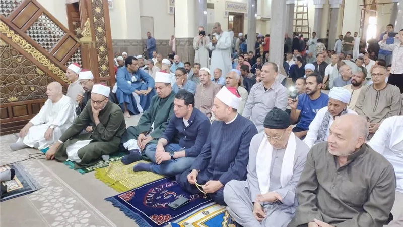 نائب محافظ سوهاج يؤدي الجمعة بالعارف بالله ويتفقد القيسارية الأثرية