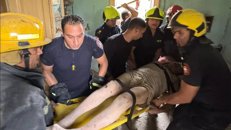 لحظة إنقاذ شخص على قيد الحياة من أسفل أنقاض عقار روض الفرج المنهار