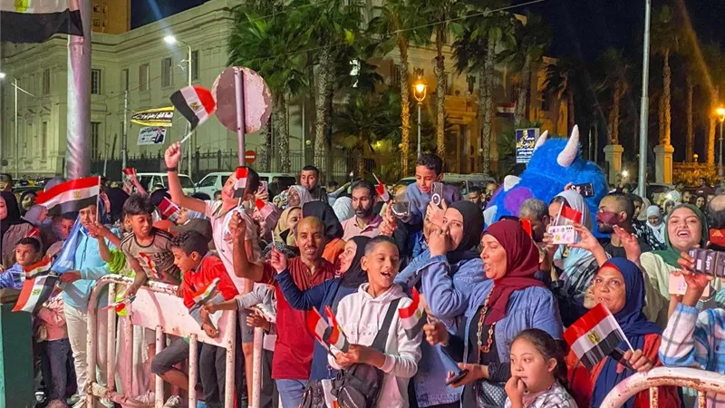الإسكندرية كلها بتتفرج.. 204 شاشات تنقل افتتاح المتحف الكبير بالميادين والأندية 