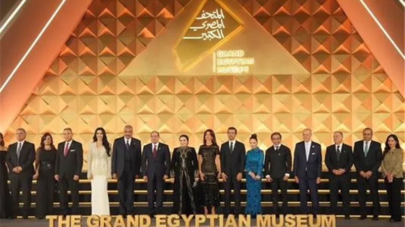 السيسي وقرينته يوثّقان لحظة الافتتاح بصورة تذكارية من قلب المتحف الكبير