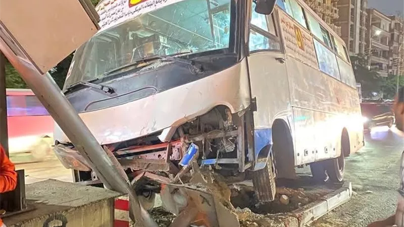 إصابة سائق في حادث اصطدام أتوبيس بالرادار والرصيف في النزهة 