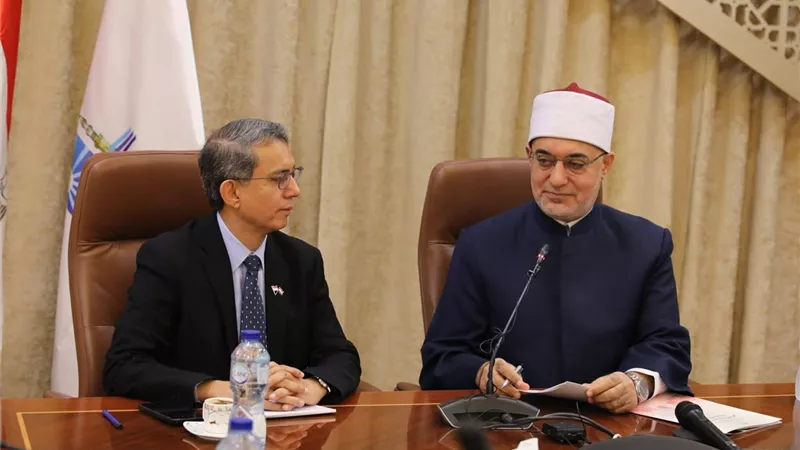 مفتي الجمهورية يبحث مع وزير الشؤون الإسلامية السنغافوري التعاون الإفتائي