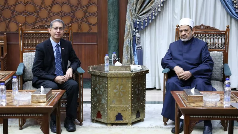 شيخ الأزهر يستقبل وزير شؤون المسلمين السنغافوري لتعزيز التعاون العلمي والدعوي