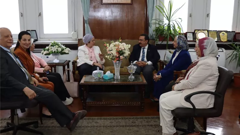 استقبال رسمي في جامعة الإسكندرية لمساعد عميد جامعة شيكاغو للشؤون الأكاديمية