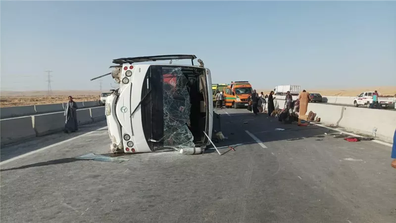 إصابة 25 شخصًا في انقلاب ميني باص تابع لـ