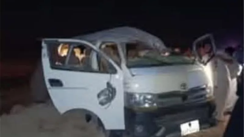 4 قتلى و11 مصابًا في انقلاب ميكروباص على الطريق الصحراوي الغربي