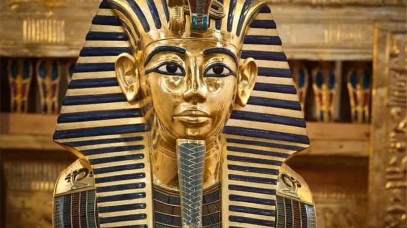 توت عنخ آمون يستقبل زوار المتحف المصري الكبير في ذكرى اكتشافه