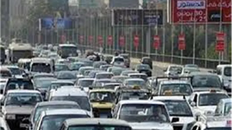 كثافات بشارع البحر الأعظم وتباطؤ أعلى الدائري.. خريطة المرور بمحاور القاهرة والجيزة