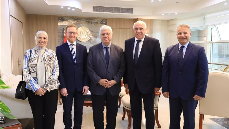 وزير التعليم العالي يبحث سبل التعاون الأكاديمي مع جامعة كينجز كوليدج لندن
