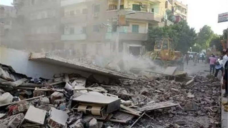 انهيار جزئي لعقار من 3 طوابق وإخلاء 6 أسر خوفًا على حياتهم بالخليفة