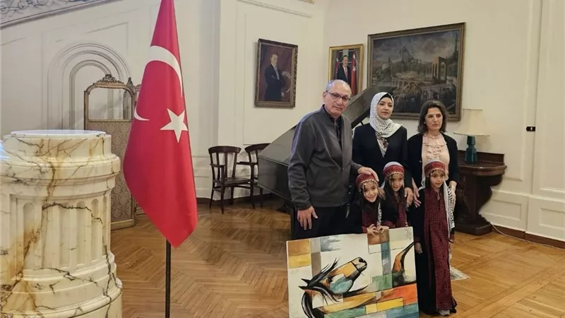 تركيا تحتضن ريشة غزة.. السفارة التركية في القاهرة تدعم الفنانة فايزة الرضيع وتعرض لوحاتها في فعالية تحيا غزة