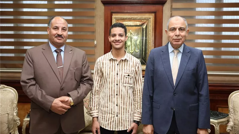 محافظ المنيا يكرم الفائز بالمركز السادس على مستوى الجمهورية بمسابقة 