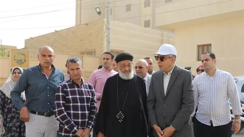 محافظ المنيا والمطرانية يبحثان تطوير مسار العائلة المقدسة