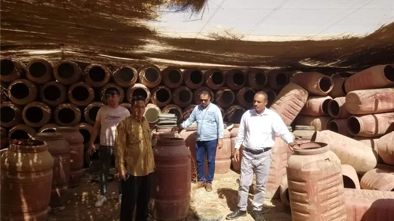 تموين المنيا يضبط مصنع مخللات غير مرخص ومنتجات فاسدة قبل طرحها بالأسواق