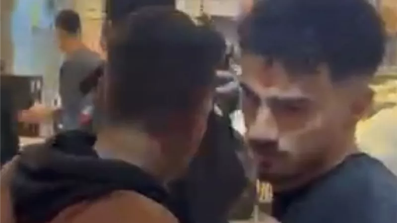 مشاجرة طاحنة داخل كافيه وتحطيم محتوياته بالتجمع الأول 