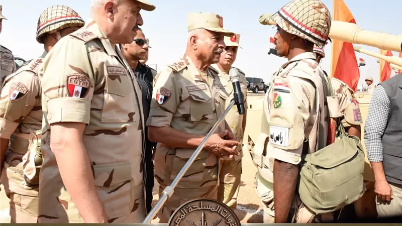 وزير الدفاع يشهد تفتيش الحرب ورفع الكفاءة القتالية لأحد تشكيلات المنطقة المركزية العسكرية