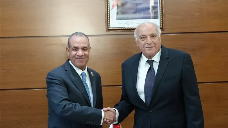 وزير الخارجية يلتقي نظيره الجزائري لبحث العلاقات الثنائية والقضايا محل الاهتمام المشترك