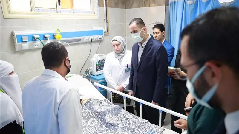 نائب وزير الصحة يوجه بتسريع تشغيل مستشفيي 